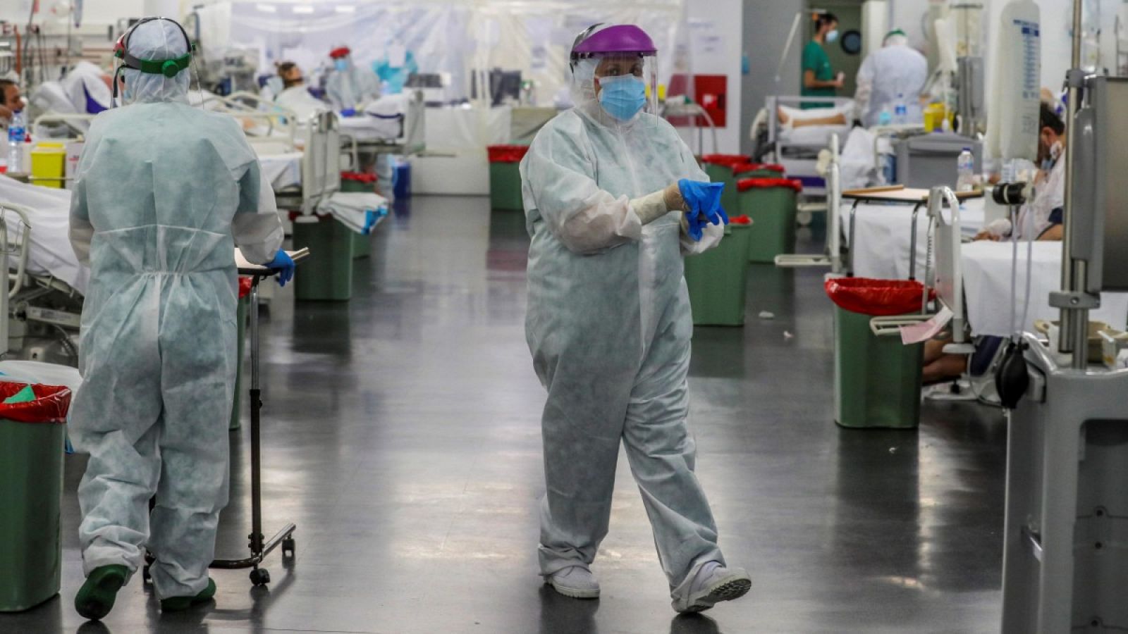 Personal sanitario, durante su jornada de trabajo en una planta del Hospital Puerta de Hierro
