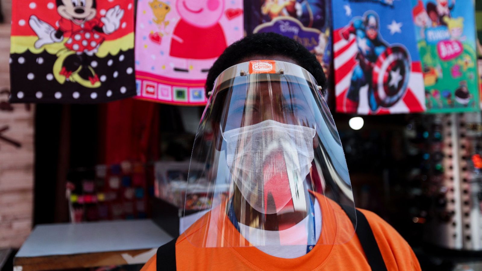 Funcionarios desinfectan hoy jueves las calles de Paraisopolis, una de las mayores favelas de Sao Paulo (Brasil), gracias al uso de drones y pulverizadores con productos desinfectantes.