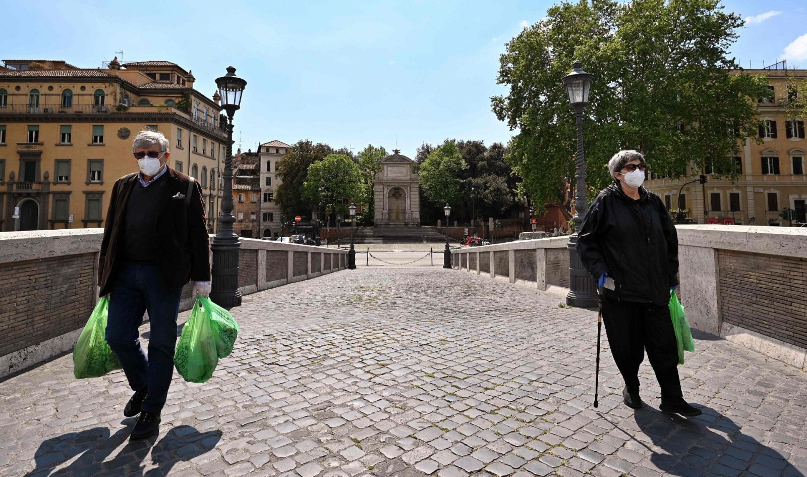 Dos italianos vuelven de hacer la compra este viernes en Roma