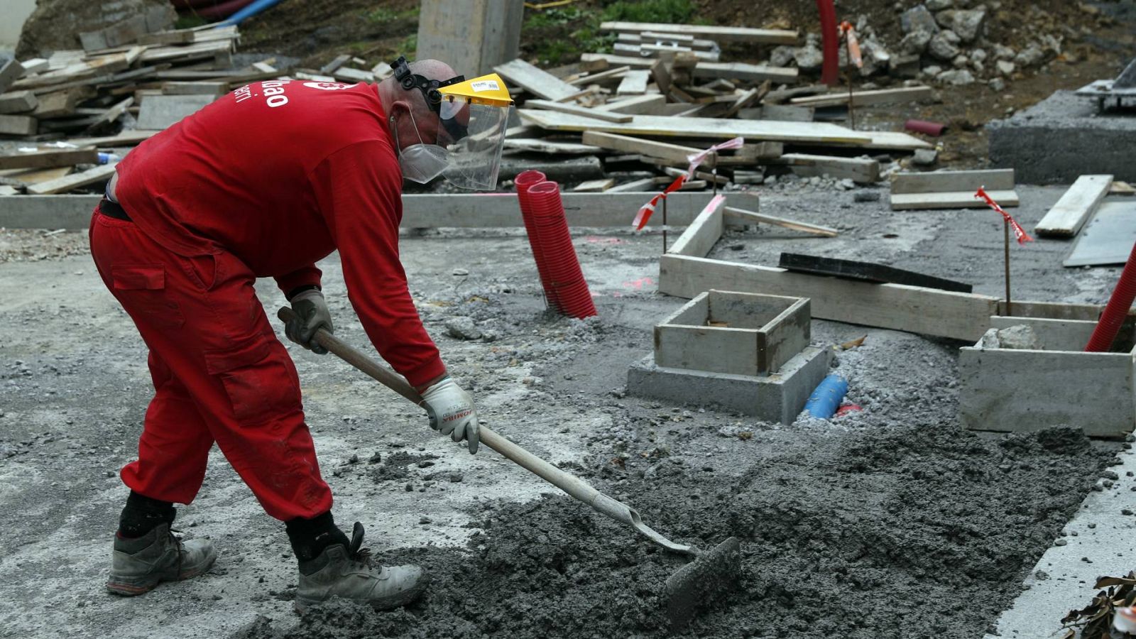 Un trabajador en un obra en Bilbao protegido para prevenir el coronavirus