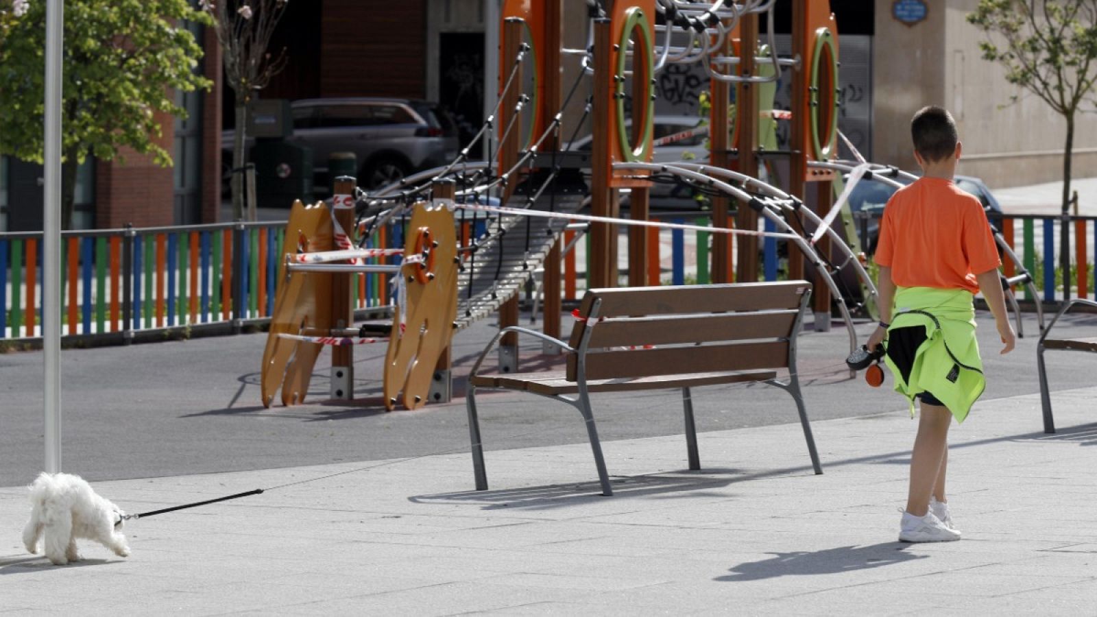 Un niño pasea con su perro en Bilbao