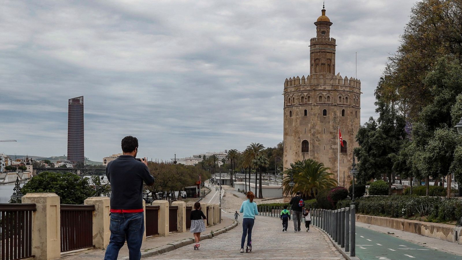Andalucía propone abrir comercios, peluquerías y bares en mayo