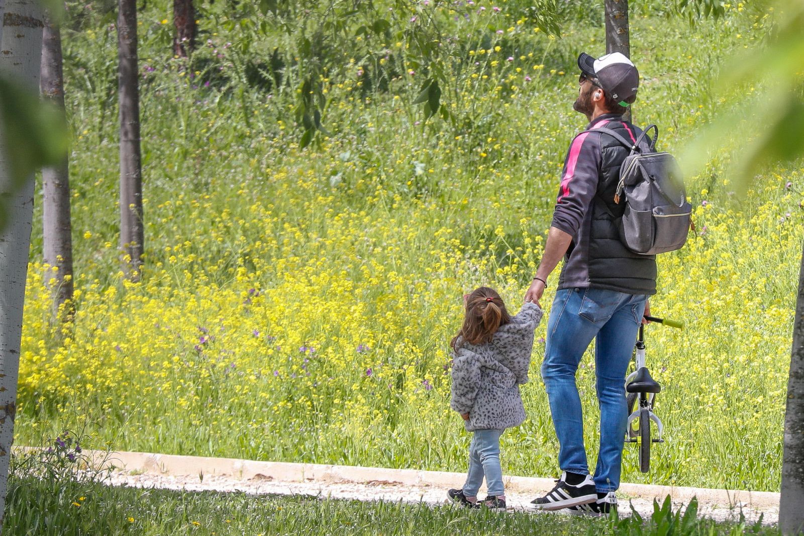 Roberto Leal pasea con su hija en el primer día en el que está permitido que los niños salgan a la calle tras el confinamiento por coronavirus