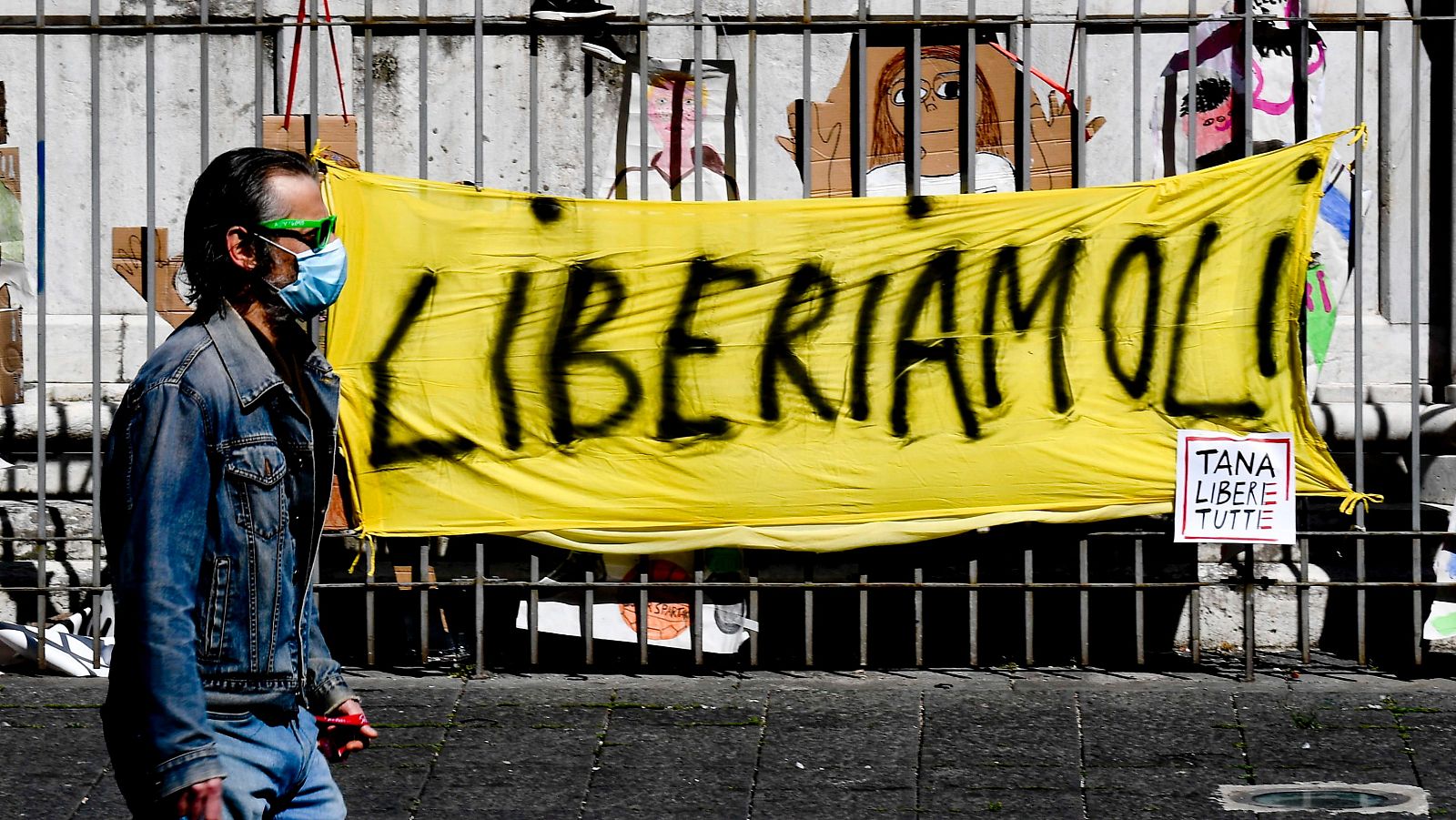 Coronavirus en Italia: Mensajes en la estatua de Dante en Nápoles puestos por madres en protesta por la duración del confinamiento en Italia