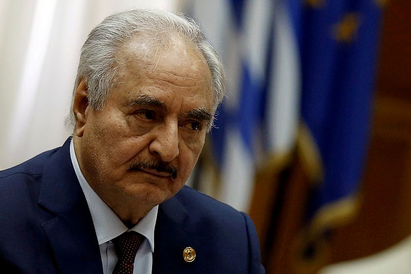 El mariscal Hafter asume el control político de Libia en pleno alto el fuego
