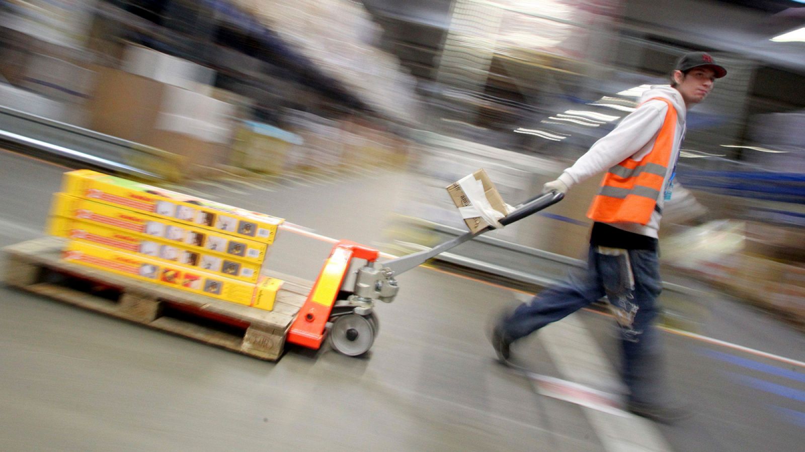 Un trabajador de una empresa logística