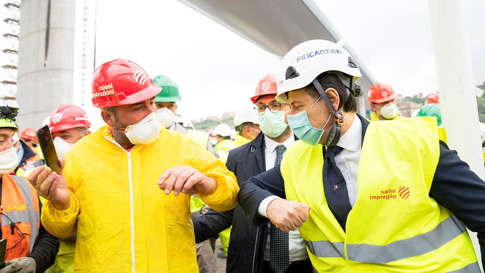 El primer ministro italiano, Giuseppe Conte, en el acto de inauguración de la parte final de nuevo puente de Génova dos años después del derrumbe que causó 34 muertes