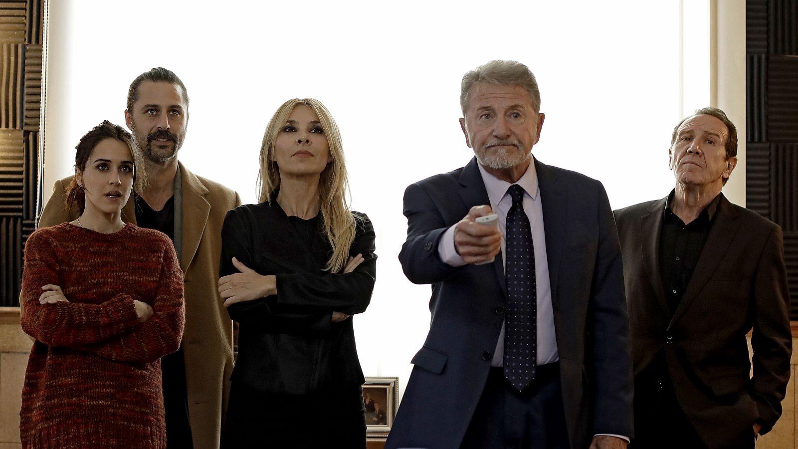 Los actores de El Ministerio del Tiemo durante el primer capítulo de la cuarta temporada