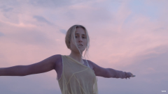 María Escarmiento lanza "Otra noche", su colaboración con El Mini y el tercer adelanto de su EP