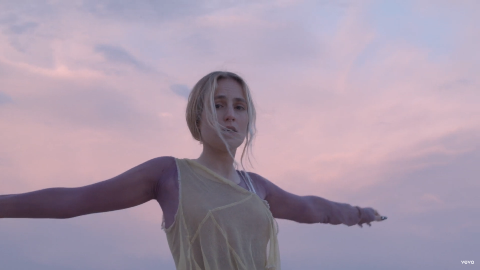 María Escarmiento lanza "Otra noche", su colaboración con El Mini y su tercer adelanto de su EP