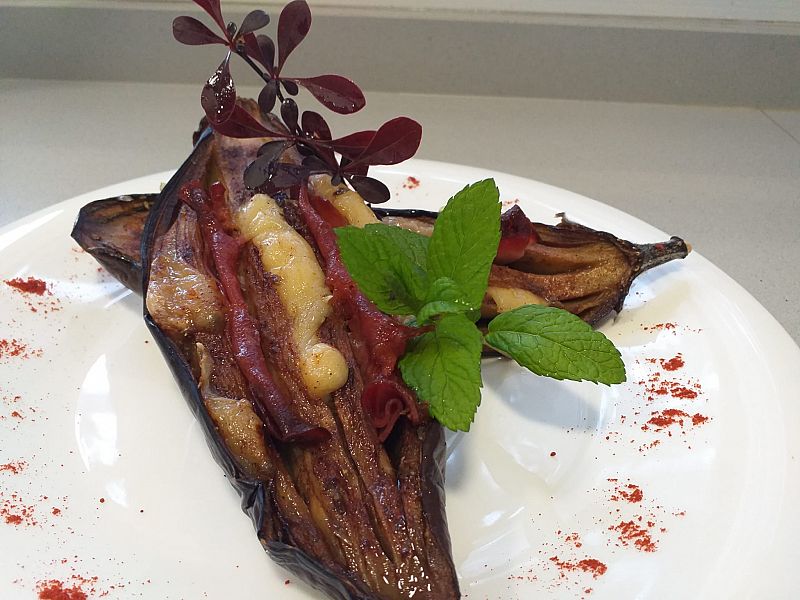 Receta de berenjenas al horno con jamón y queso. Un plato sabroso y nutritivo