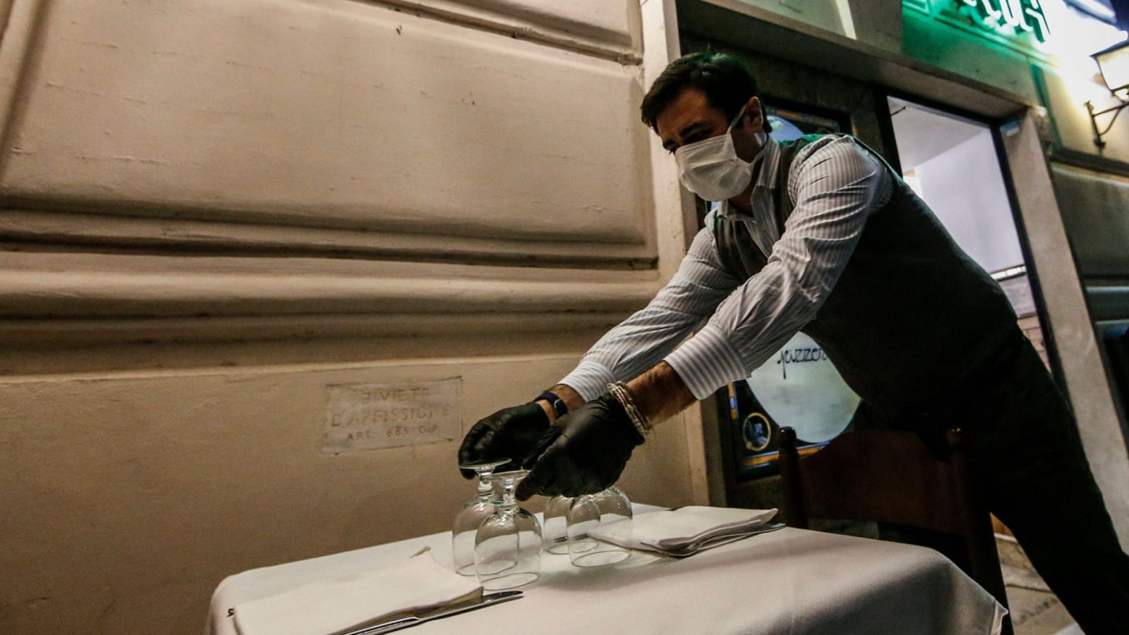 Un camarero participa en una protesta contra el plan de desescalada de Conte