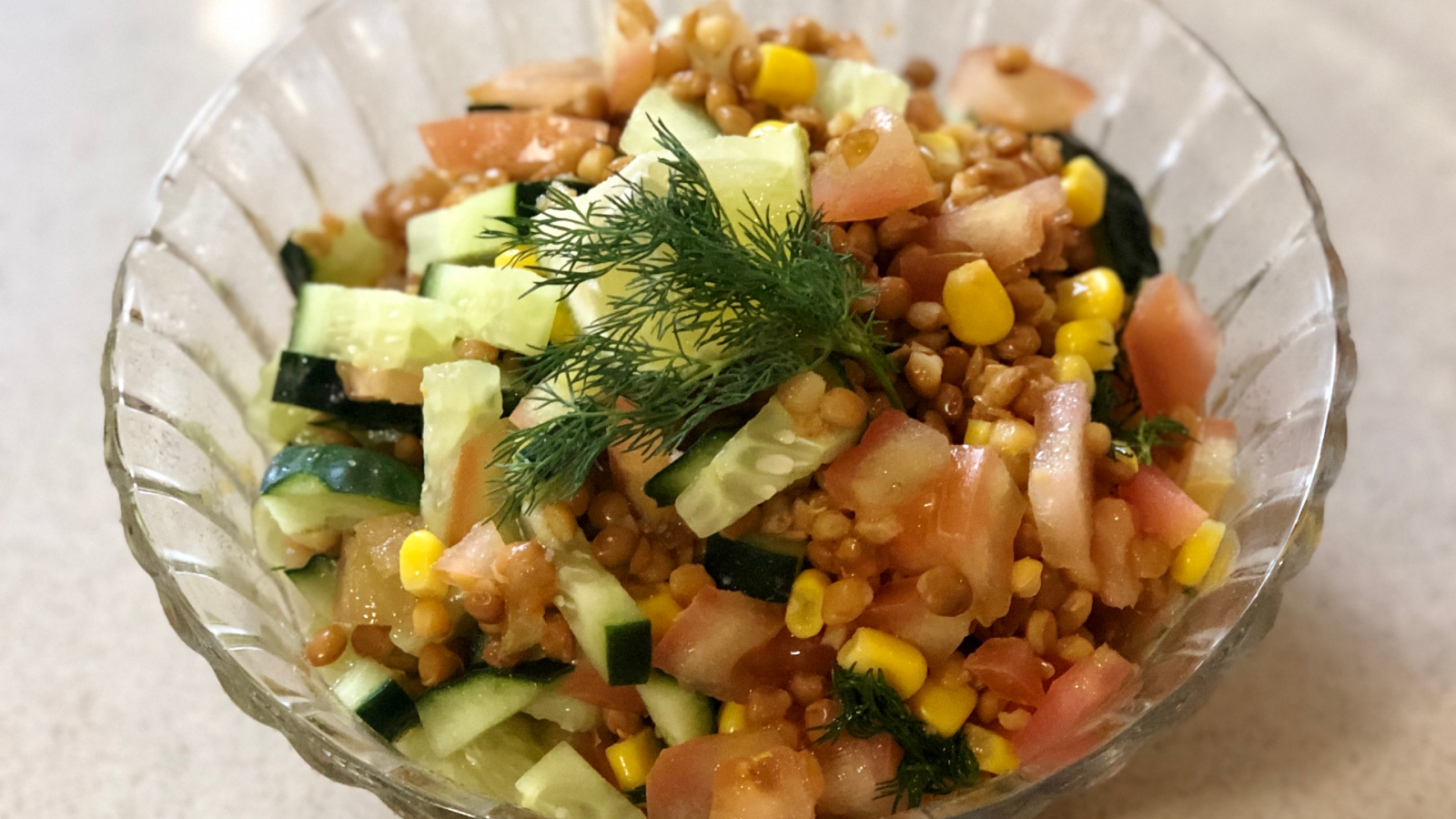 Ensalada de lentejas con vinagreta de cítricos y eneldo