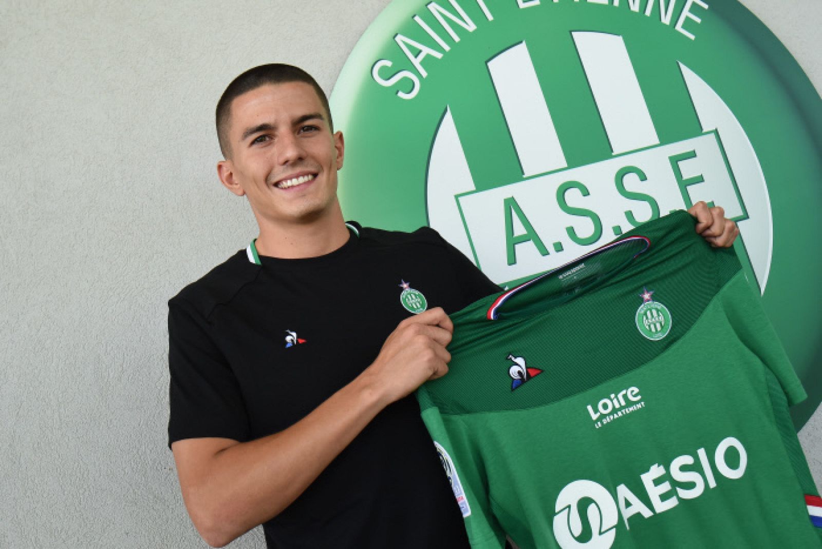 Imagen del lateral Sergi Palencia durante su presentación como nuevo jugador del AS Saint-Etienne francés.