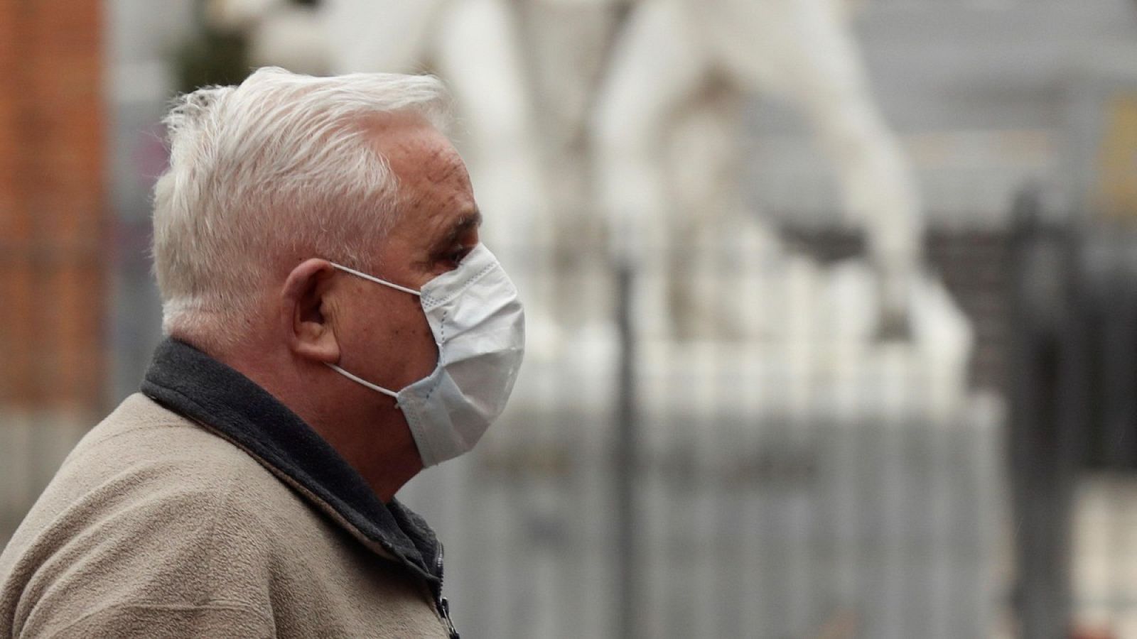 Un hombre con mascarilla en el madrileño barrio de Malasaña