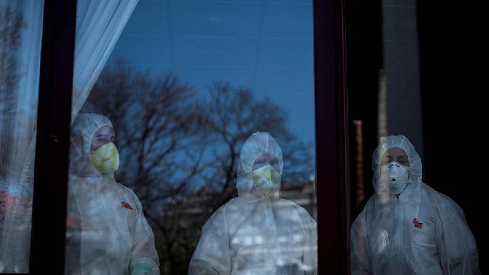 Sanitarios al otro lado de la ventana