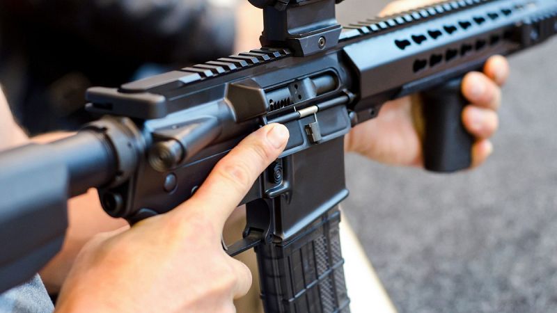 Canadá prohíbe 1.500 modelos de armas de asalto después del peor asesinato múltiple de su historia
