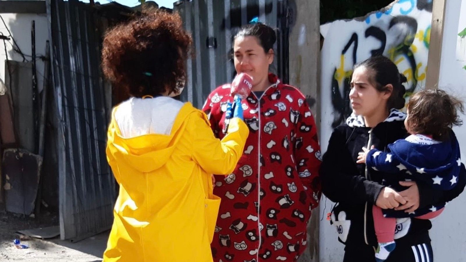 Vecinos en el Sector Seis de la Cañada Real en Madrid