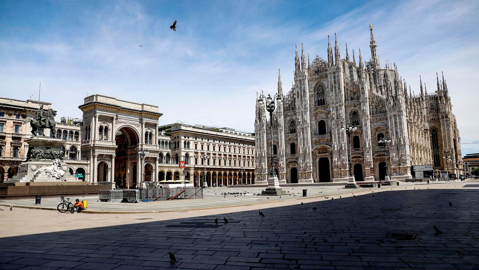 Coronavirus en Italia: Vista de la Plaza del Duomo en Milán, casi desierta por las restricciones debidas al coronavirus SARS-CoV-2