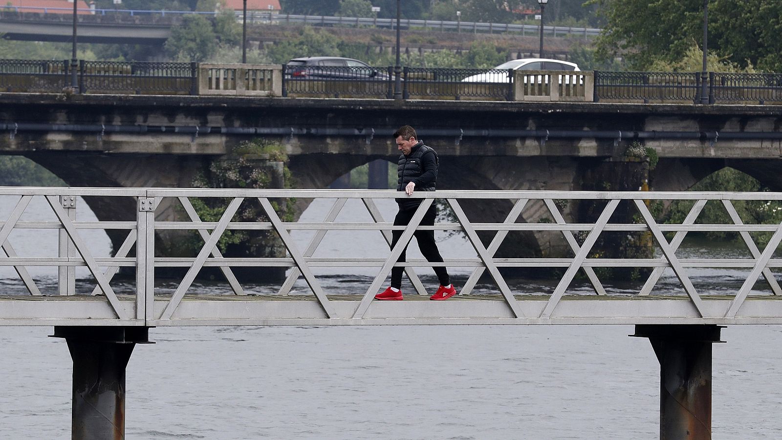 Un vecino de Pontecesures pasa hacia Padrón