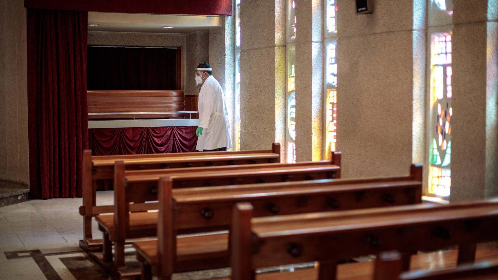 Féretro de un fallecido con coronavirus, sin presencia de familiares, en la capilla del crematorio del cementerio de Valencia