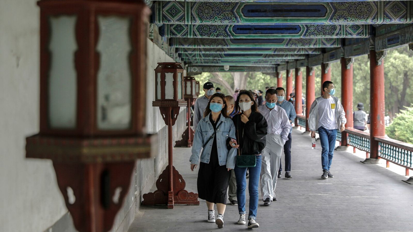 Visitantes con mascarillas en el Templo del Cielo, Pekín