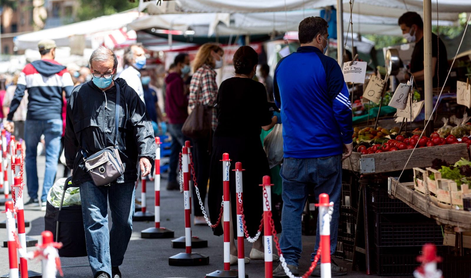 Compras en un mercado al aire libre este martes en Roma
