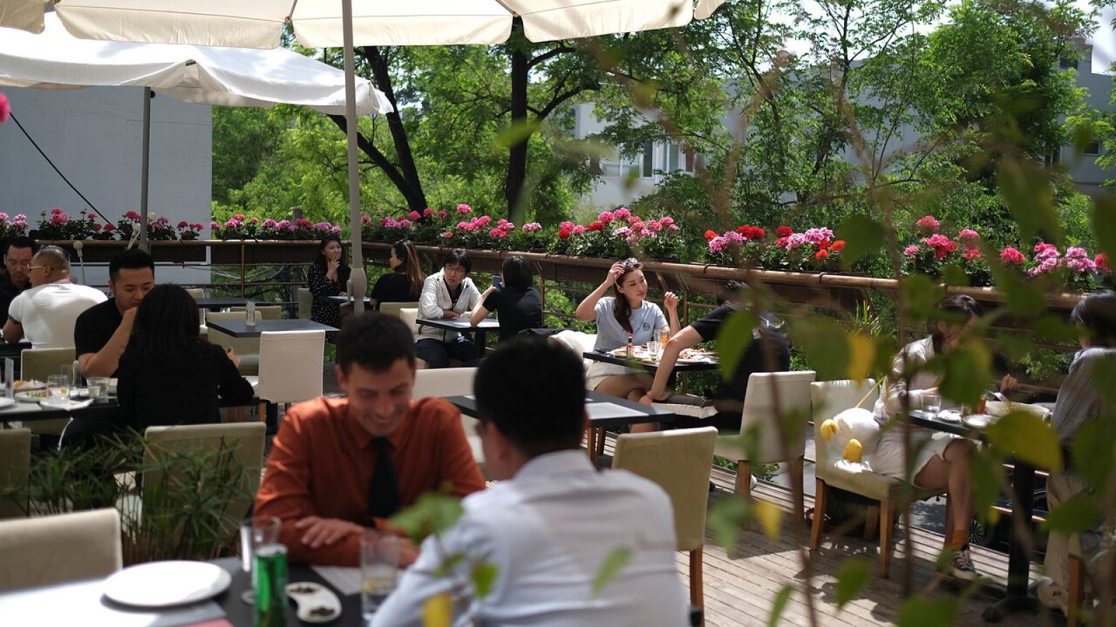 Varias personas almuerzan en un restaurante de Pekín durante el Día del Trabajo