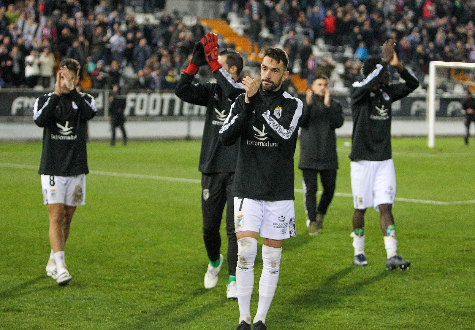 Los jugadores del Badajoz agradecen el apoyo a sus aficionados, tras caer eliminados en los octavos de final de la Copa del Rey frente al Granada.