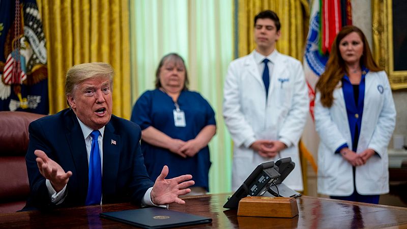 Trump rectifica ante las críticas y mantiene el equipo de trabajo contra el coronavirus
