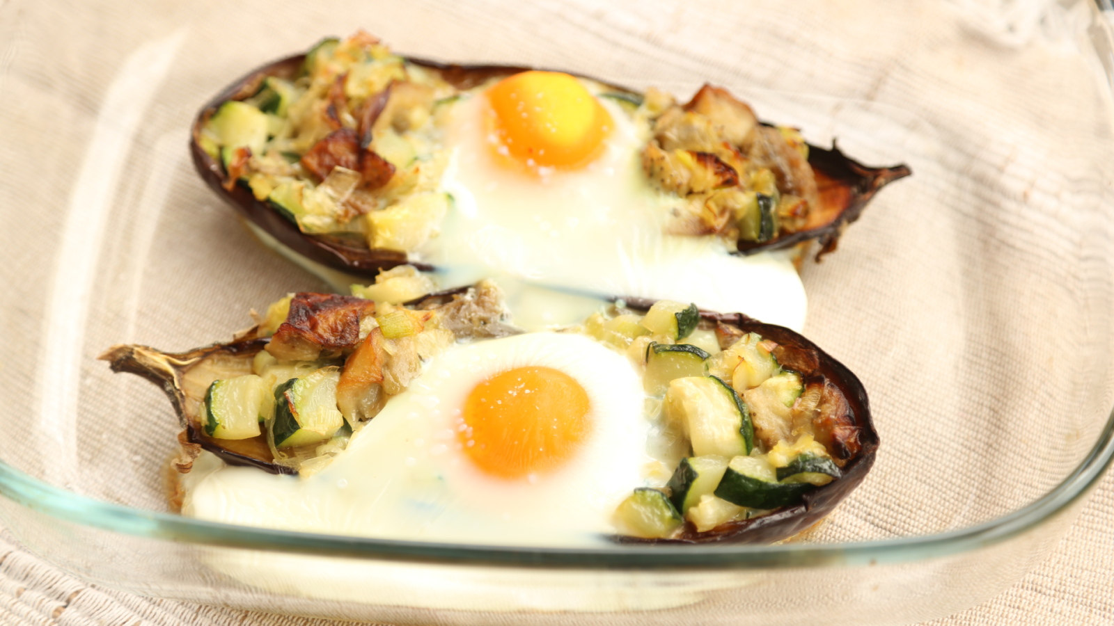 Huevo a la cazuela de berenjena con verduras