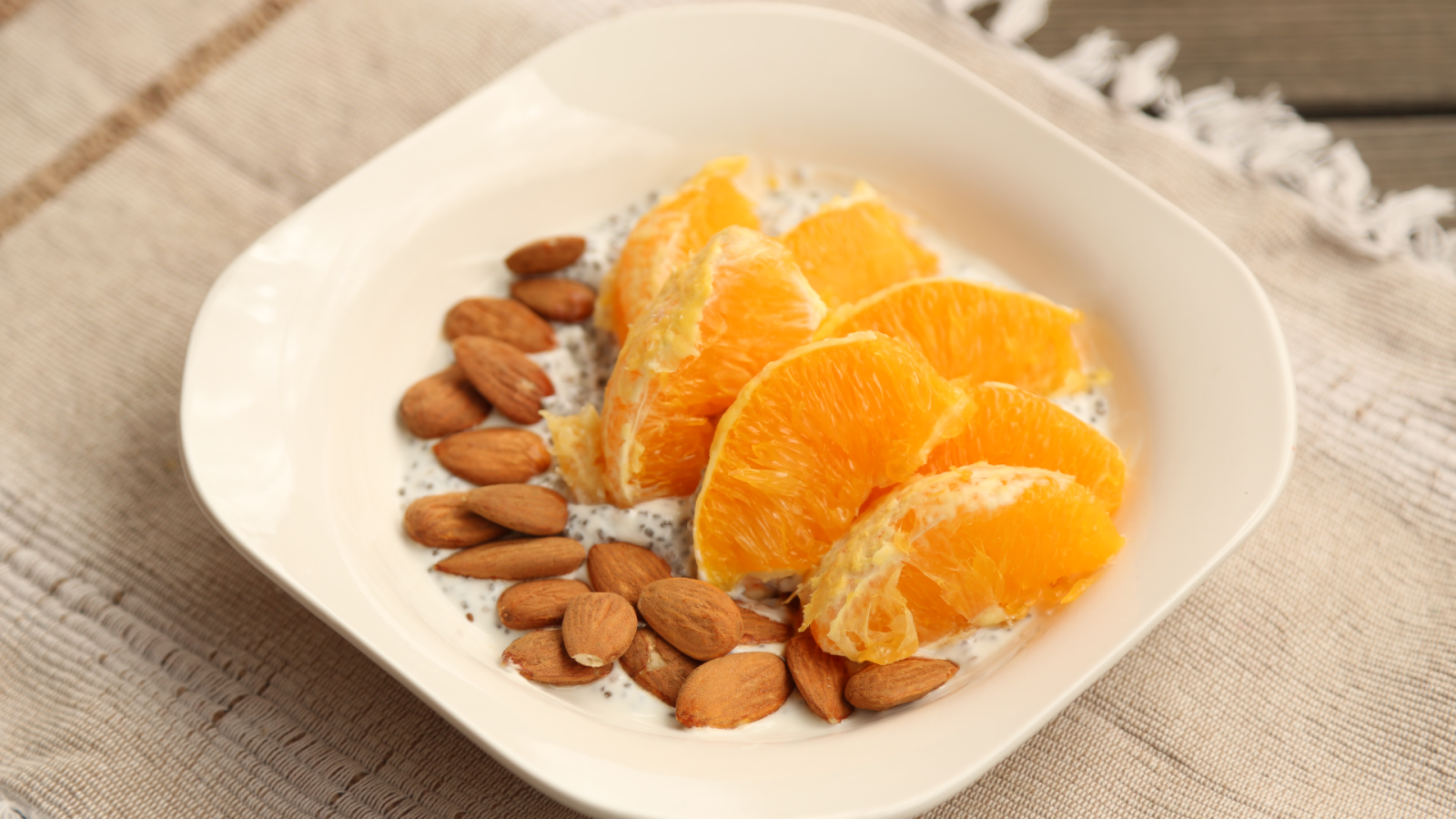 Pudin de yogur y semillas de chía con frutos secos y fruta