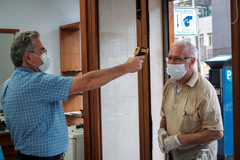 Sanidad amplía los síntomas para casos sospechosos: dolor de garganta, cefaleas o pérdida de olfato y gusto