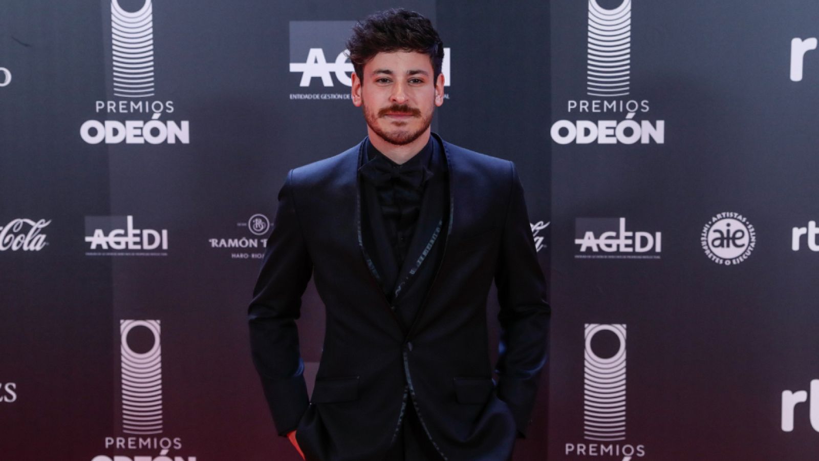 Cepeda vuelve a sorprender: así serán las colaboraciones de su nuevo disco