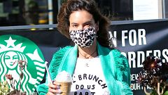 Las modelos incorporan la mascarilla a su 'look': sus mejores fotos de paseo