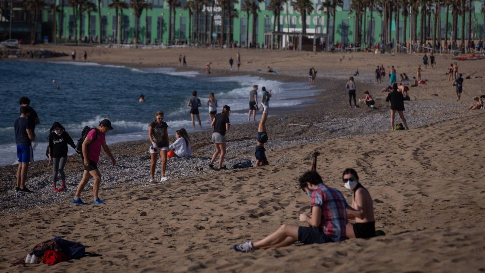 La playa de la Barceloneta, en Barcelona, durante las horas habilitadas para hacer deporte