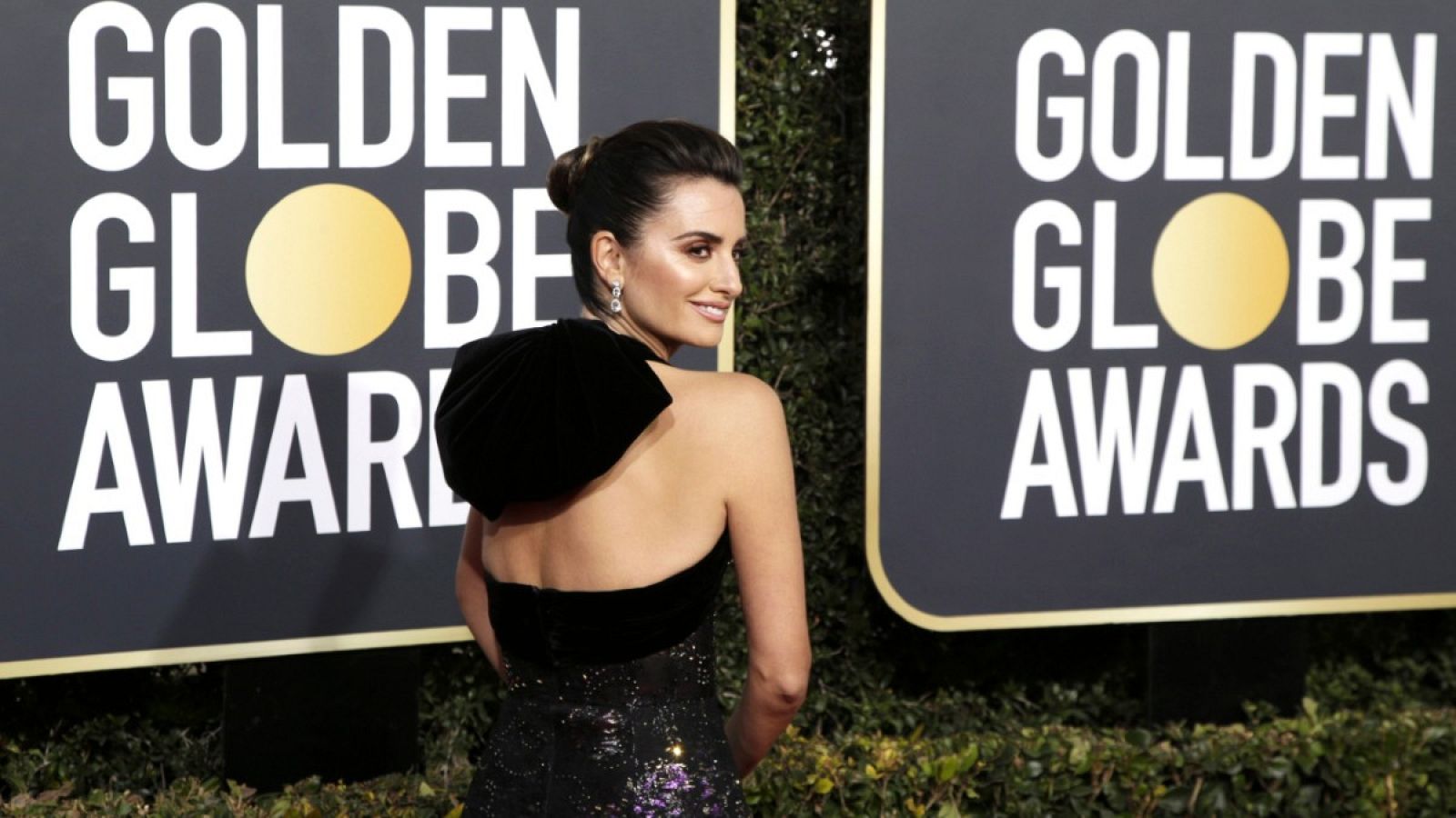 La actriz española Penélope Cruz posando en la alfombra roja de los Globos de Oro del 2019.
