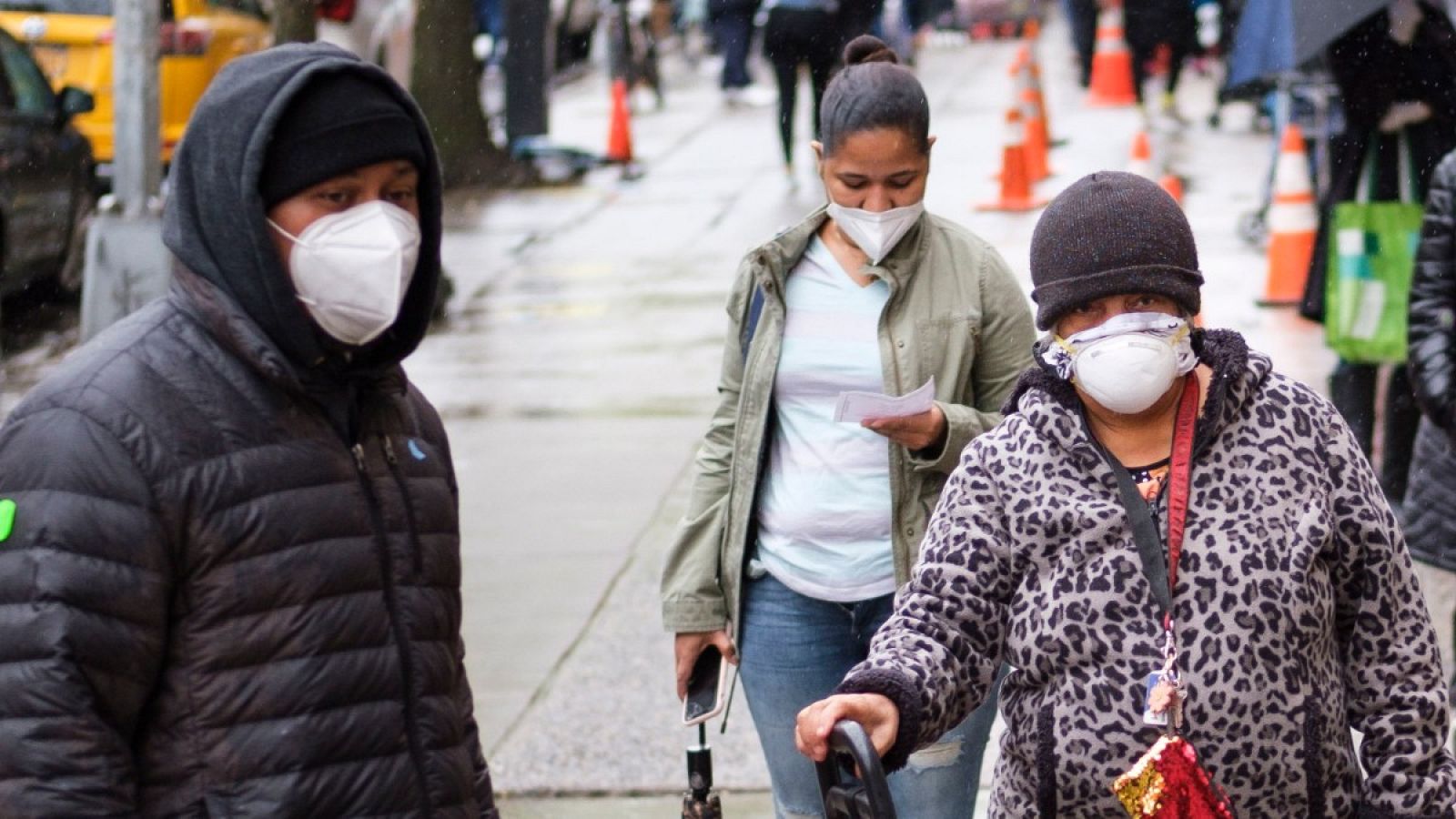 Un grupo de personas espera en fila ante el Banco de Alimentos en Nueva York