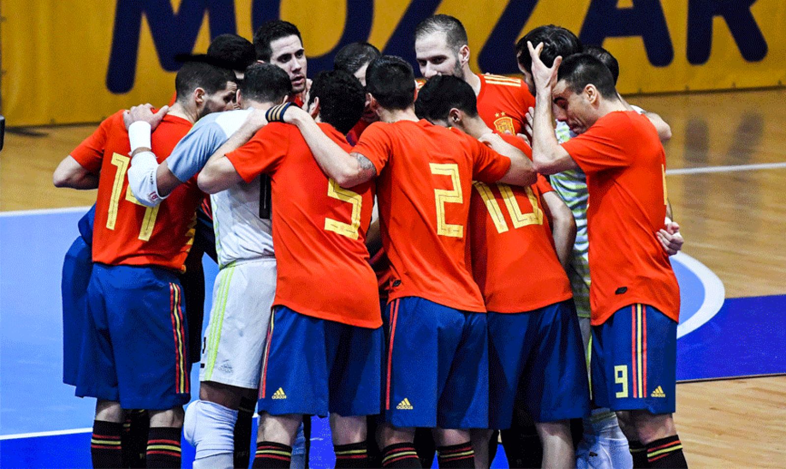 Los jugadores de la selección de fútbol sala celebran un gol