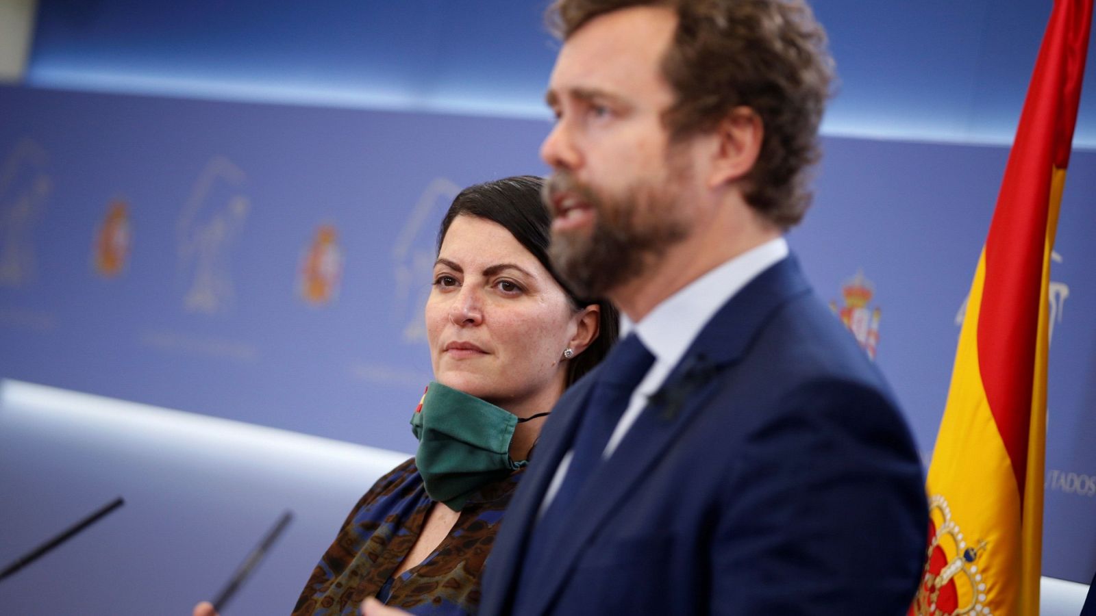 El portavoz de Vox en el Congreso, Iván Espinosa de los Monteros, y la secretaria general del grupo parlamentario, Macarena Olona