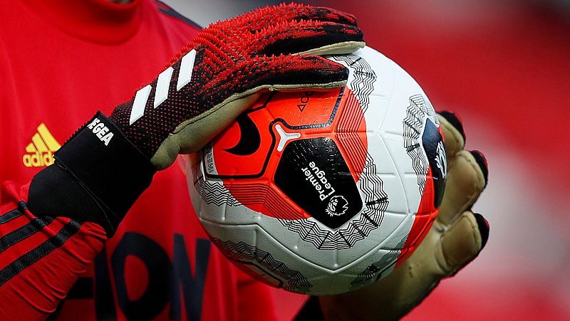 La Premier prohíbe las entradas a ras de suelo para la vuelta a los entrenamientos en grupo