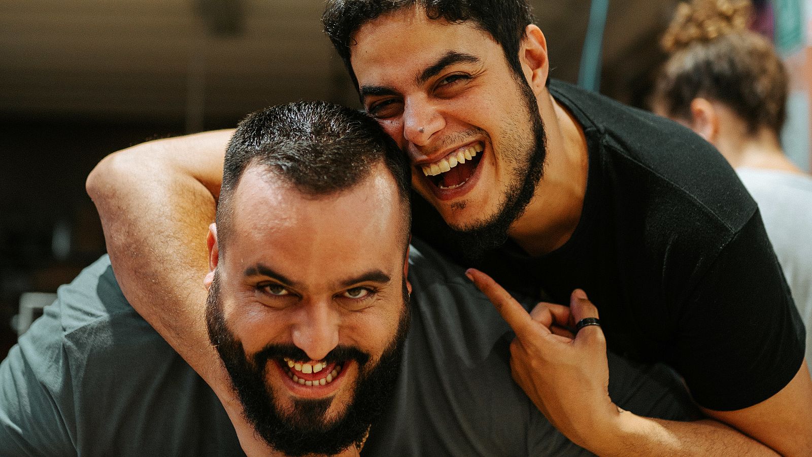 Kike Pérez (protagonista) y David Sainz (creador y director), en uno de los rodajes de 'Grasa'