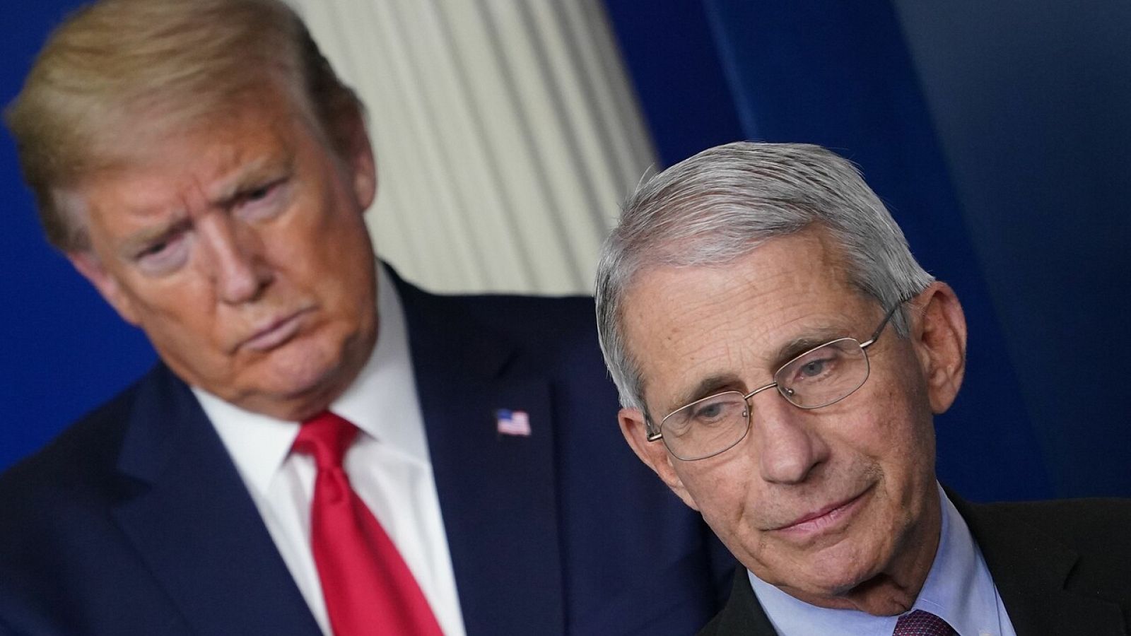 El presidente Donald Trump (i) y el epidemiólogo Anthony Fauci (d)