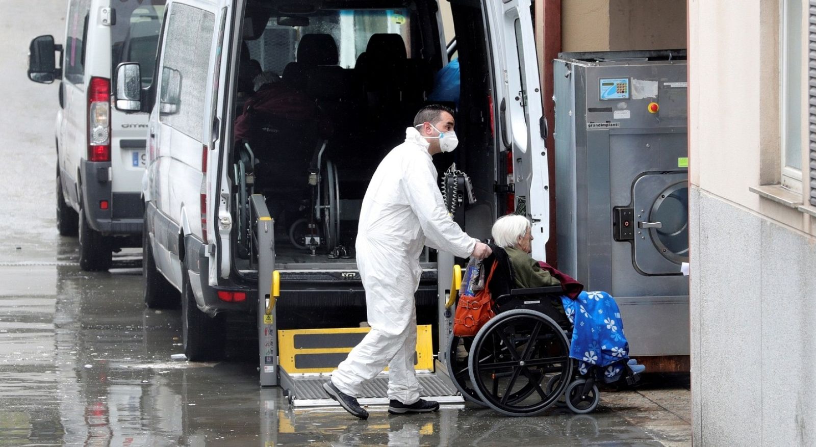 Trabajadores de la residencia de mayores Vitalia en Leganés trasladan a una residente no contagiada