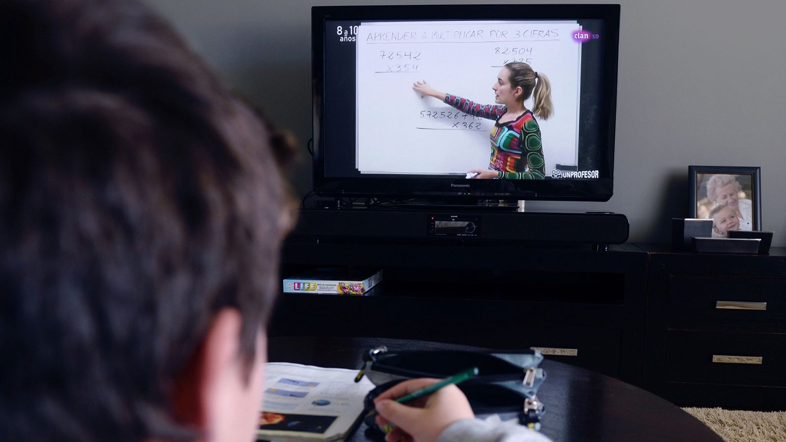 NiÃ±os siguen la programaciÃ³n educativa