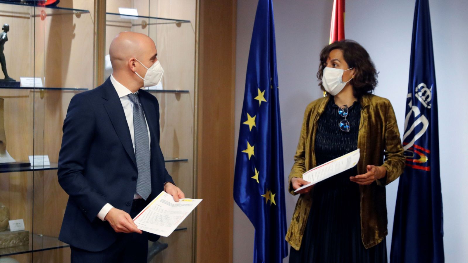 El presidente de la Federación Española de Fútbol (RFEF), Luis Rubiales (i)