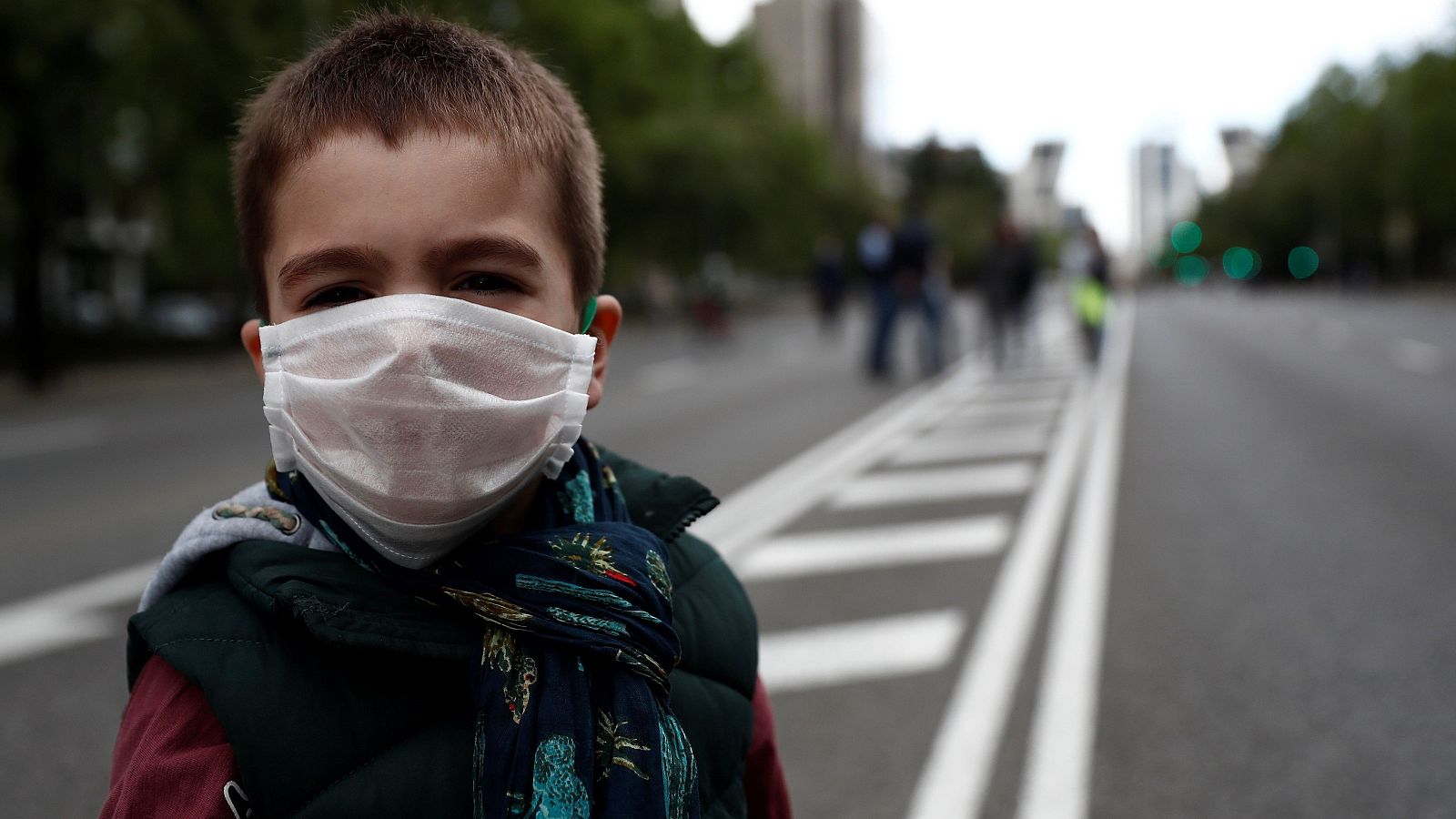 Un niño posa con una mascarilla en el Paseo de la Castellana, en Madrid.