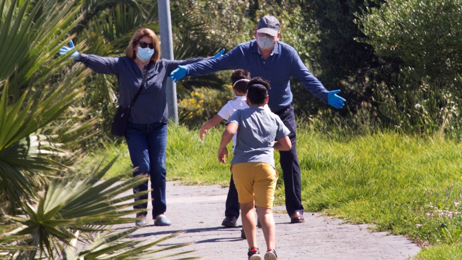 Dos niños corren a los brazos de sus abuelos Cádiz