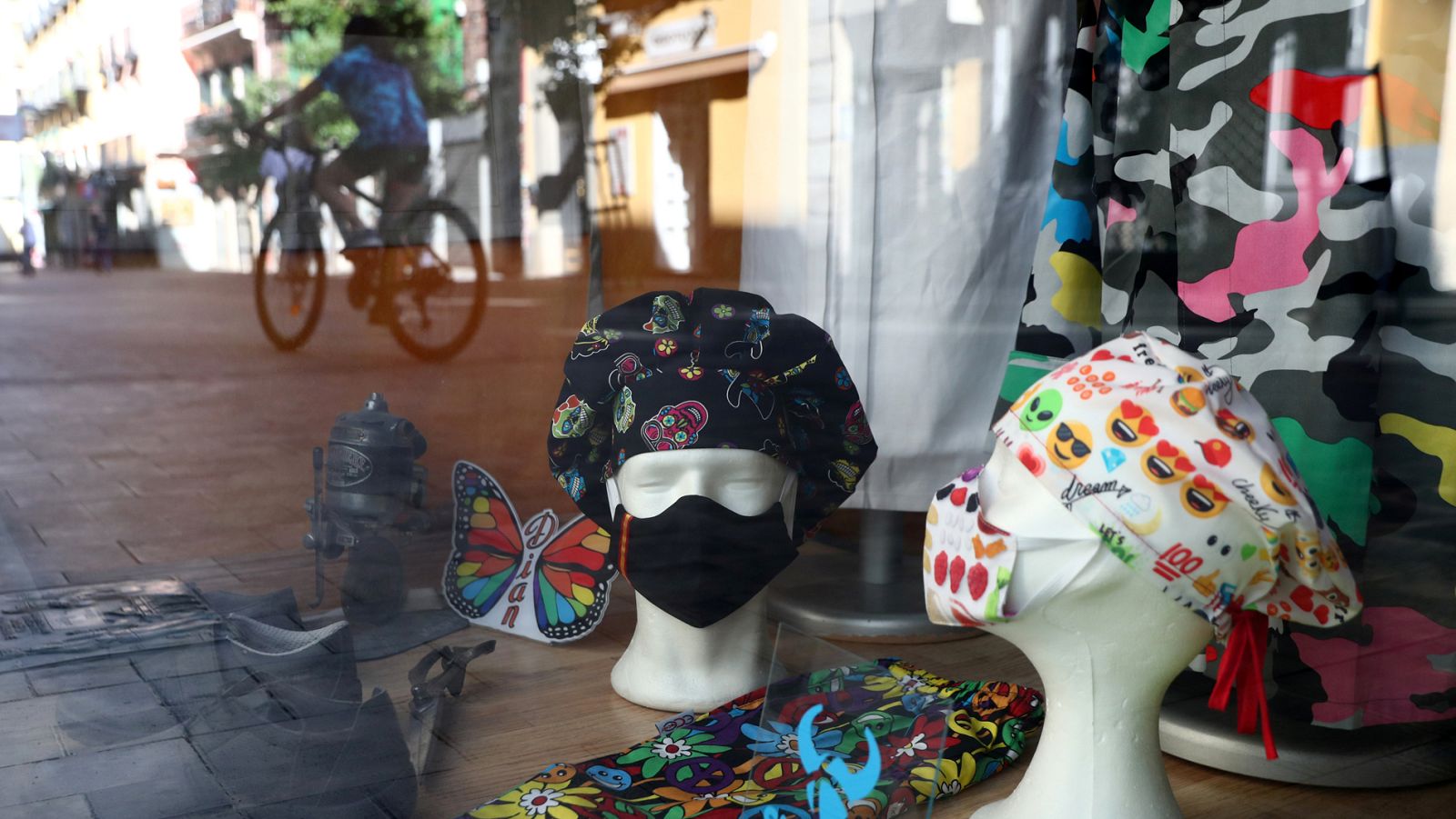 Mascarillas de tela en un escaparate en Madrid