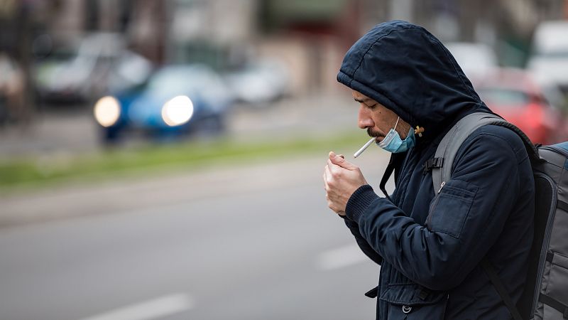 Fumar en terrazas y espacios públicos aumenta el riesgo de contagio, alertan los neumólogos